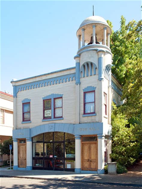 where is vacaville california town hall located.